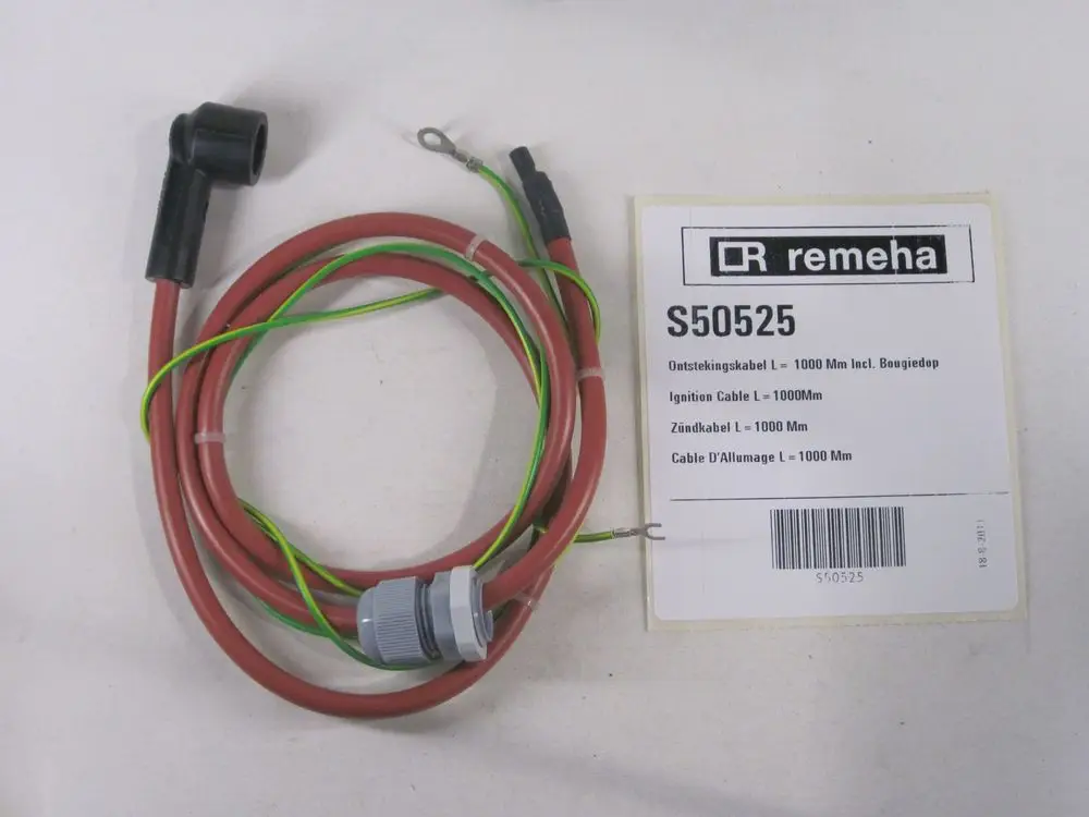 Zündkabel von Remeha mit einem Anschlussstecker und einer Halterung, umwickelt mit isolierendem Material. Sichtbare Beschriftung und Längenangaben auf der Verpackung.